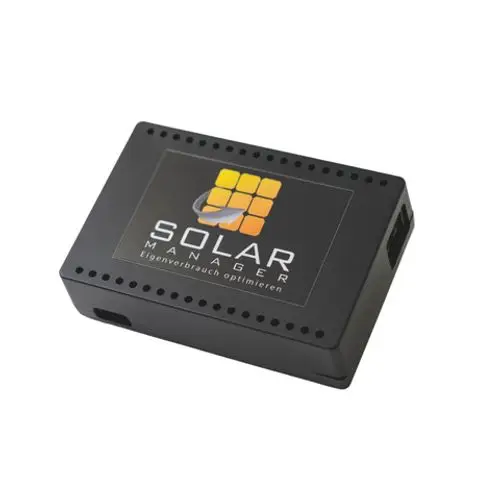 Schwarzes Gehäuse mit dem Aufdruck "SOLAR MANAGER" und dem Hinweis auf Eigenverbrauchsoptimierung, produziert von Roth. Anschlussmöglichkeiten an der Seite sichtbar.